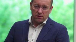 Депутат от «Слуги народа» во время заседания Рады рассматривал фото обнаженных женщин