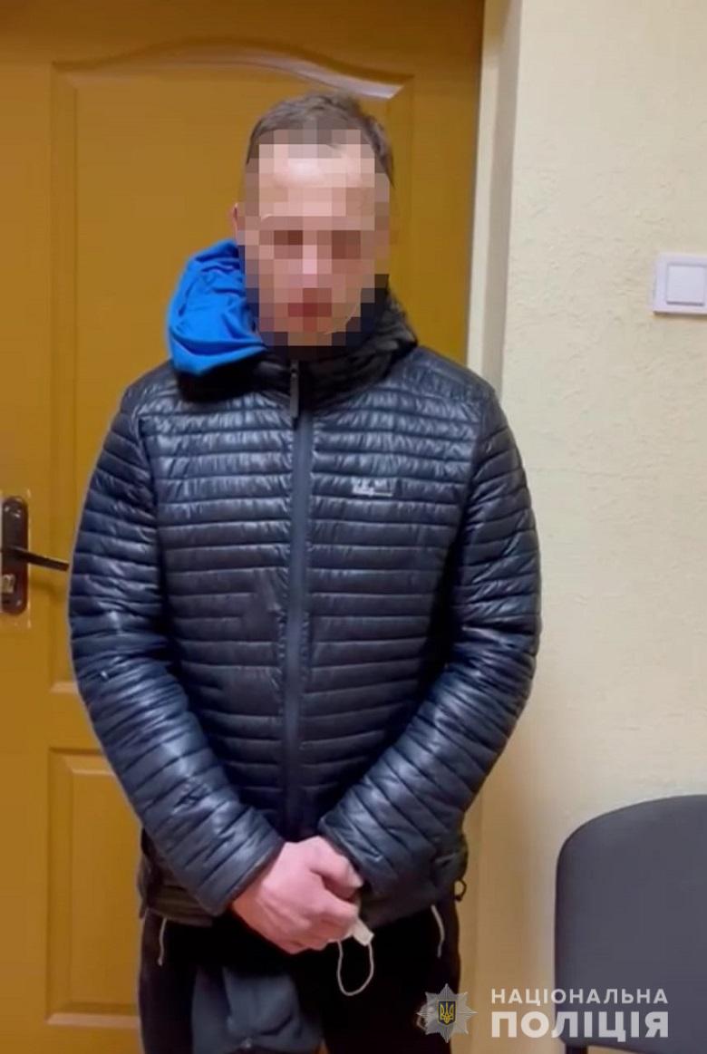 В Киеве пьяные подростки мочились на авто полиции и снимали это на видео