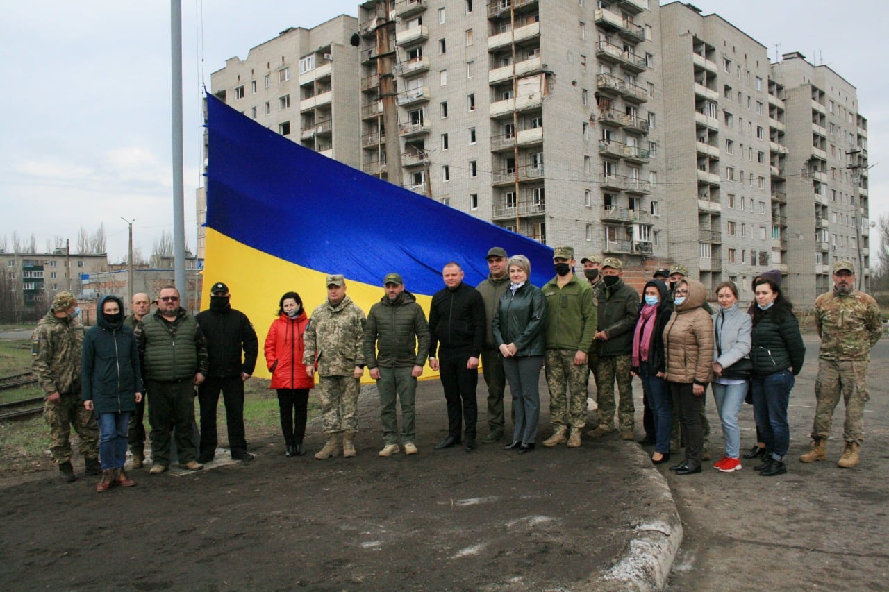 В прифронтовой Авдеевке вывесили украинский флаг