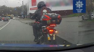 В Киеве мотоциклист скрыл номерной знак женским бельем