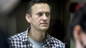 Остались синяки и царапины: адвокат Навального рассказал, что делают с оппозиционером в больнице