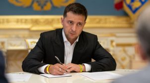 Президент передал армии самолет и вертолет Госуправления делами