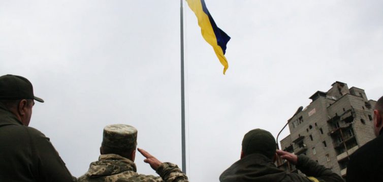 В прифронтовой Авдеевке вывесили украинский флаг