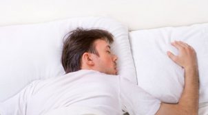 Напився і заснув: подружжя з Британії знайшло в своєму ліжку незнайомого чоловіка