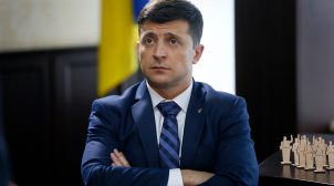 Пока народ роется в мусорниках, Зеленский снимает видосики — на белорусском ТВ высмеяли Украину