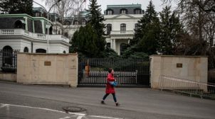 В Праге облили кетчупом российское посольство