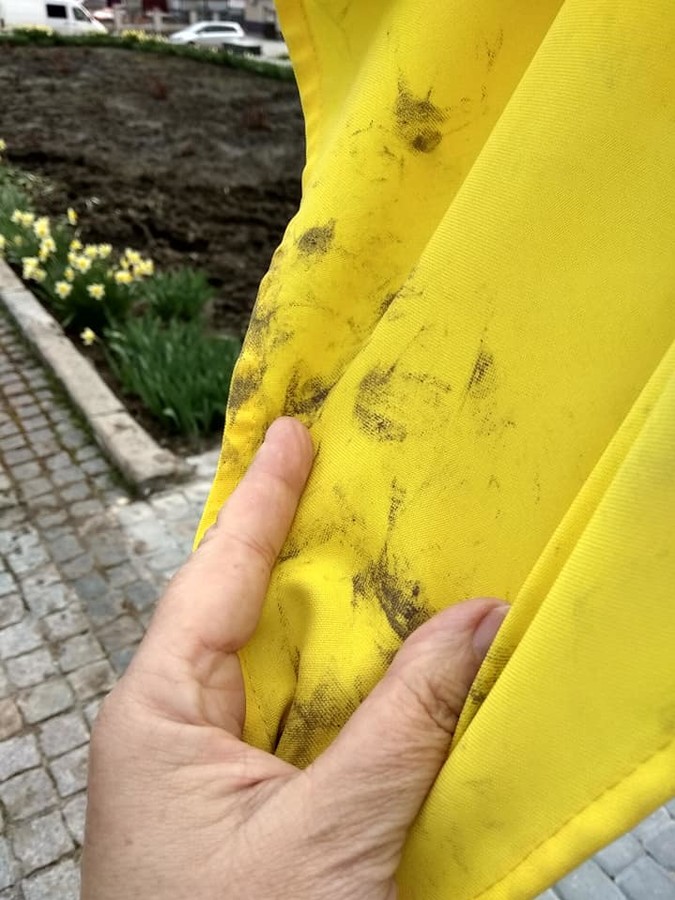 В Винницкой области неизвестные вытерли руки украинским флагом (ФОТО)