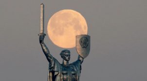 В Минкульте объяснили, почему не демонтируют советскую символику с памятника «Родина-мать» в Киеве