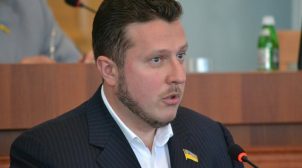 Нардеп Яценко назвал провокацией видео, на котором он не встал во время исполнения гимна
