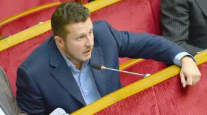 Нардеп от «Батькивщины» демонстративно отказался встать во время исполнения гимна