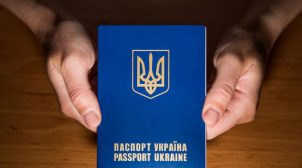 Мешканка Харкова, яка викинула в урну паспорт України, скаржиться на цькування і погрожує судом