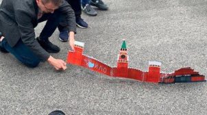 В Киеве под посольством РФ активисты «сожгли Кремль»