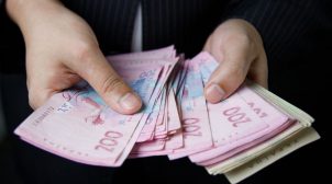 В Украине хотят повысить зарплаты госслужащим, кто и сколько сможет получать
