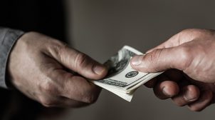 Украинцы считают, коррупция наиболее распространена на таможне и в судах