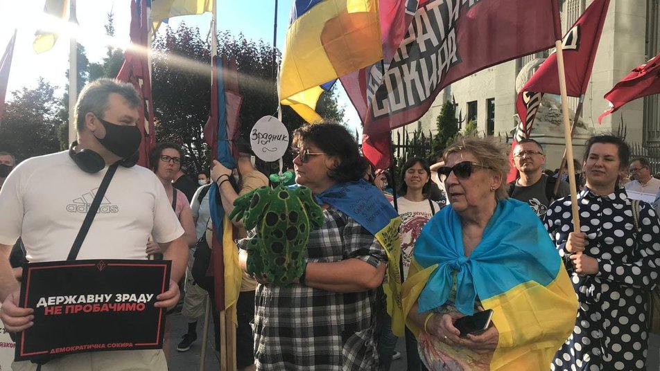 «Зелю геть». Под стенами Офиса президента требовали отставки Зеленского