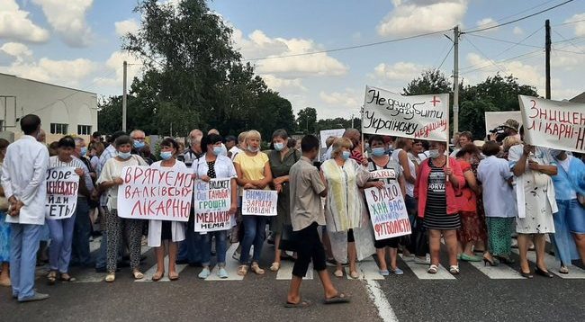 Медики, яким три місяці не платять зарплату, перекривали трасу на Харківщині