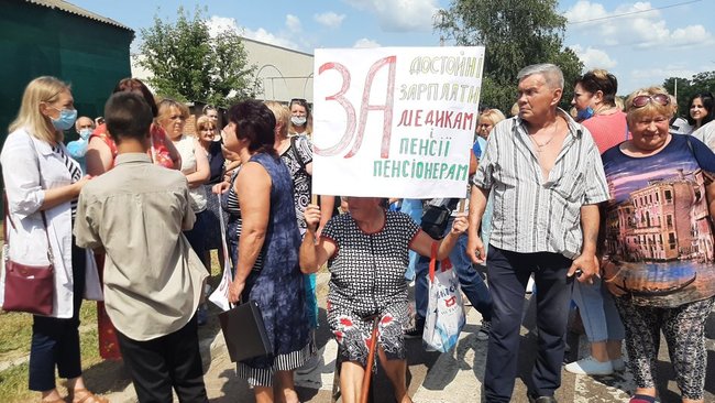 Медики, которым три месяца не платят зарплату, перекрывали трассу на Харьковщине