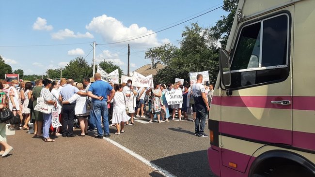 Медики, которым три месяца не платят зарплату, перекрывали трассу на Харьковщине