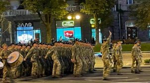 Военные согласились повторить песню про Путина на следующей репетиции парада, — Бутусов