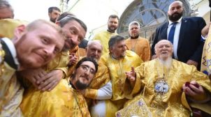 «Живые люди, не представляю такого в РПЦ»: Украинцы комментируют селфи с Вселенским Патриархом Варфоломеем