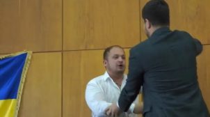 Мэр Конотопа Семенихин на заседании горсовета облил водой «слугу народа» Качуру