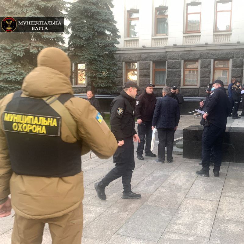 В Киеве мужчина пытался себя поджечь возле здания Офиса президента В Киеве мужчина пытался себя поджечь возле здания Офиса президента