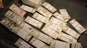 В Киеве двое мужчин пытались продать 240 тысяч фальшивых долларов