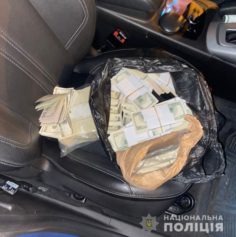 У Києві двоє чоловіків намагалися продати 240 тисяч фальшивих доларів