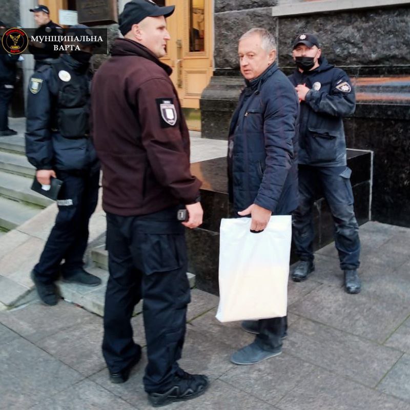 В Киеве мужчина пытался себя поджечь возле здания Офиса президента