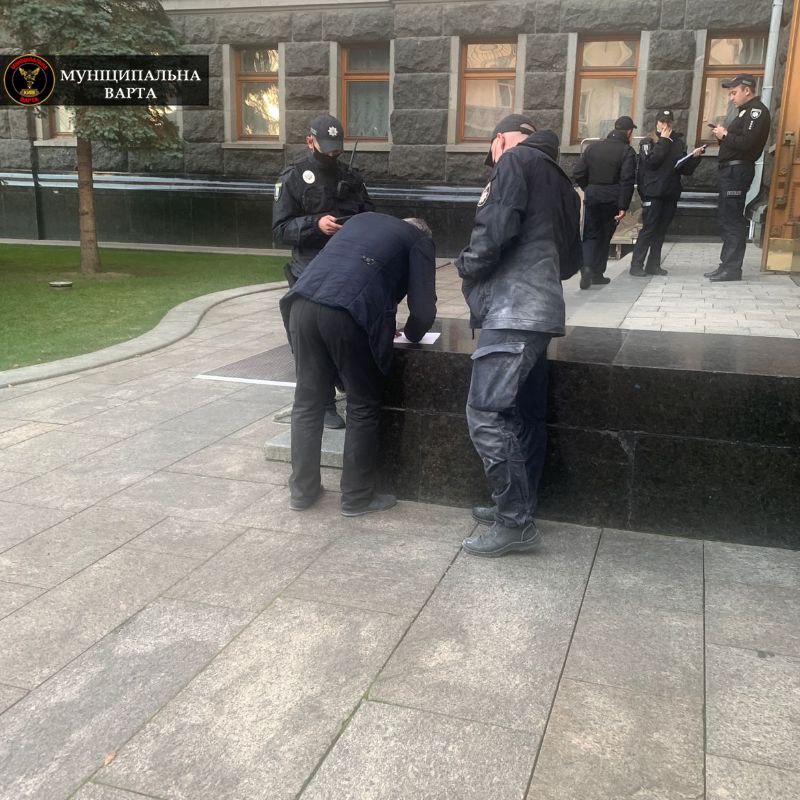 В Киеве мужчина пытался себя поджечь возле здания Офиса президента