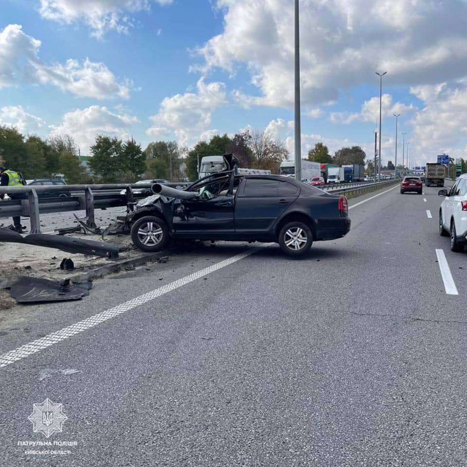 На трасі Київ-Чоп автомобіль зніс відбійник, водій дивом уцілів