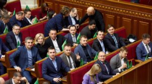 Депутаты от «Слуги народа» обмениваются родственниками, беря помощниками на зарплату из бюджета