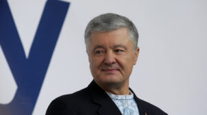 Порошенко пришел поблагодарить активистов, которые защищали его дом от «титушек»