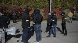 Стало известно, сколько платили «титушкам» за акцию протеста под домом Порошенко