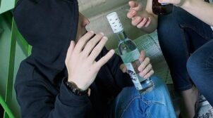 В РФ 7-летняя девочка отравилась суррогатным алкоголем, который пила в компании сверстников