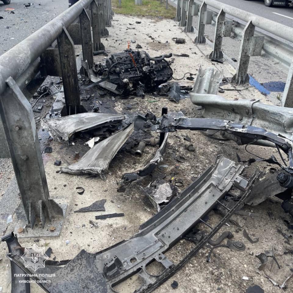 На трасі Київ-Чоп автомобіль зніс відбійник, водій дивом уцілів