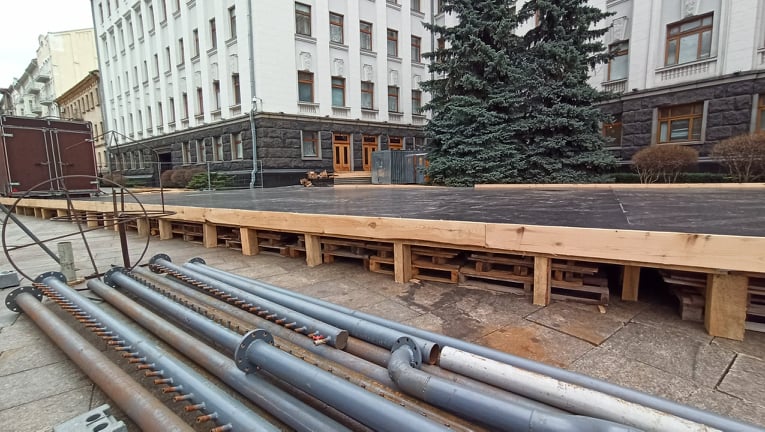 Под Офисом президента начали устанавливать каток. ФОТО