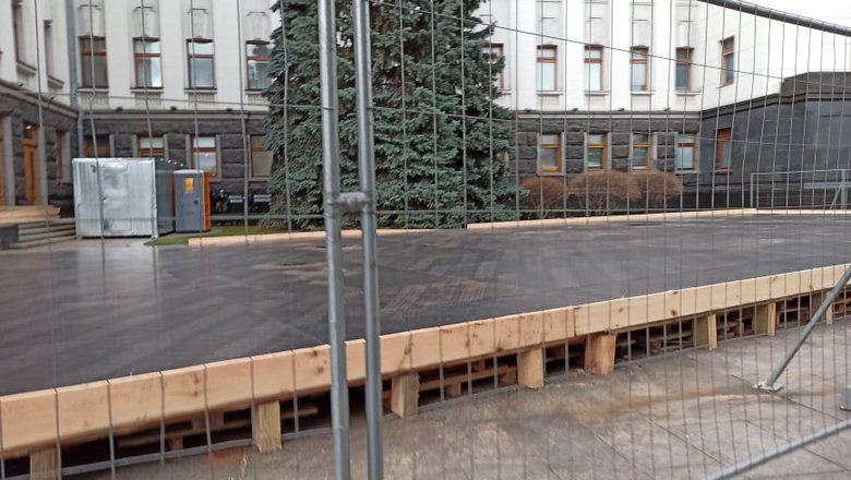 Под Офисом президента начали устанавливать каток. ФОТО