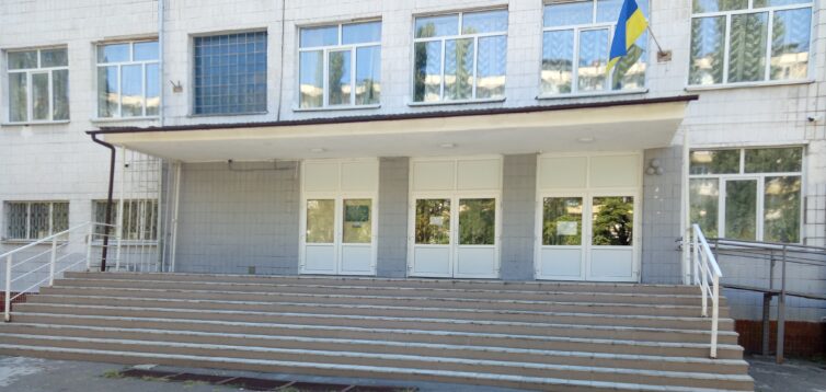 “Я вам зараз мізки виб’ю на стінку, козли довбані!”: у київській школі вчитель накинувся на дітей за патріотичний флешмоб