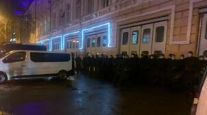 До Печерського суду стягують автозаки і поліцію. ФОТО