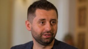 Глава фракції “Слуга народу” звинуватив США у “нагнітанні паніки”