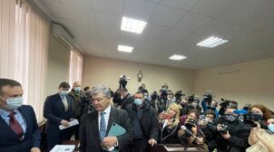 Суд оголосив перерву в засіданні у справі Порошенка до 14:00