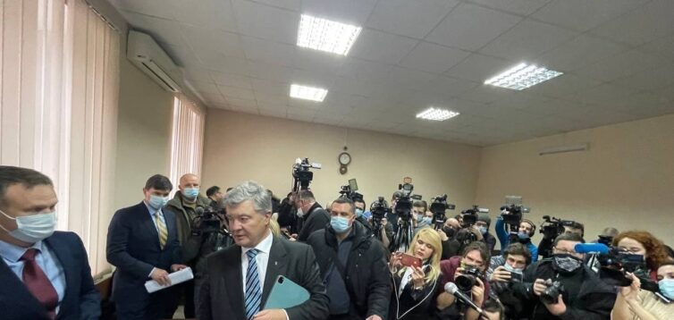 Суд объявил перерыв в заседании по делу Порошенко до 14:00