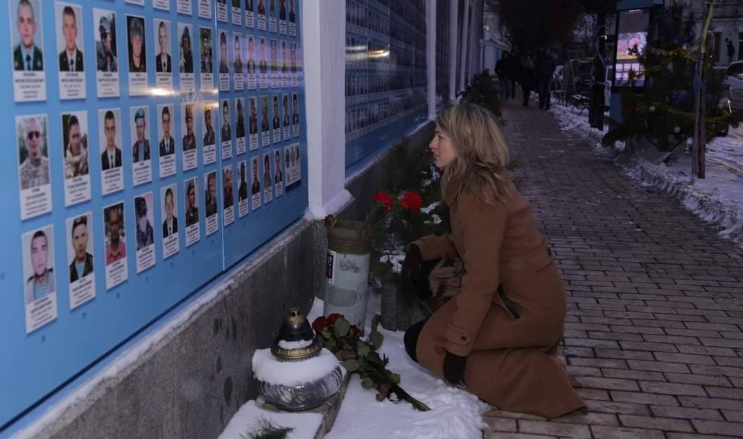 Голова МЗС Канади у Києві вшанувала пам’ять загиблих українських воїнів