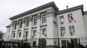 РФ заявила, що вивозить свій персонал з посольств в Україні