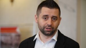 Глава фракции «Слуга народу» предложил разрешить пить алкоголь в прямом эфире. ВИДЕО