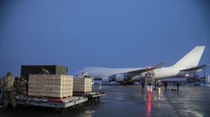 НАТО створило спеціальний повітряний міст для поставок зброї Україні