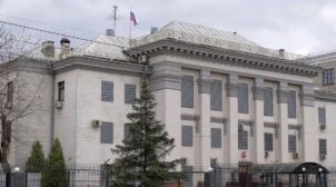 «Сжигают документы»: из российского посольства в Киеве пошел дым. ВИДЕО