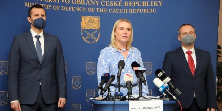 «Для Венгрии российская нефть важнее украинской крови»: министр обороны Чехии отменила визит в Будапешт