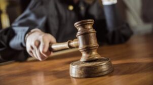 На россии суд оштрафофвал активистку за за плакат «Фашизм не пройдет»